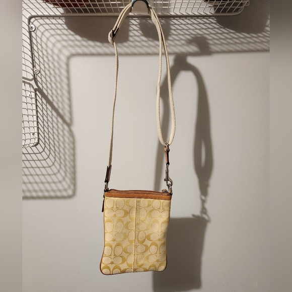 Small 💛 Classic yellow Coach shoulder bag - Picture 3 of 11